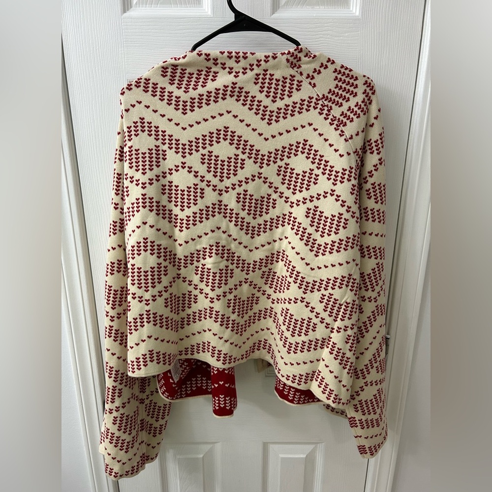 Lucy and Yak Robyn - V-Neck Cotton Cardigan in Heart Argyle - Picture 3 of 4